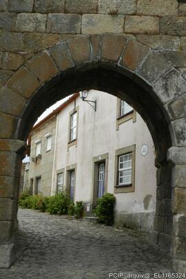 Porta em arco de acesso dentro da muralha