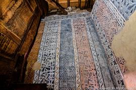 Imitação de tecidos em forma de pano de armar nas paredes da capela-mor