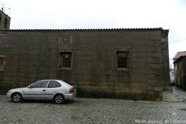 Fotografia exterior (pedra gravada com a medida de comprimento (covado)