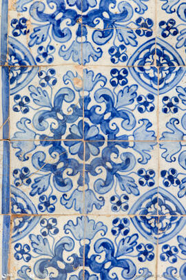 Azulejo padrão vegetalista, azul e branco