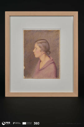 Retrato de rapariga com camisa roxa