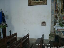 Registo em painel dos problemas de humidade no interior da igreja