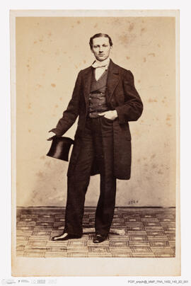 Álbum fotográfico - Álbum de fotografias com retratos de familiares da rainha D. Maria Pia